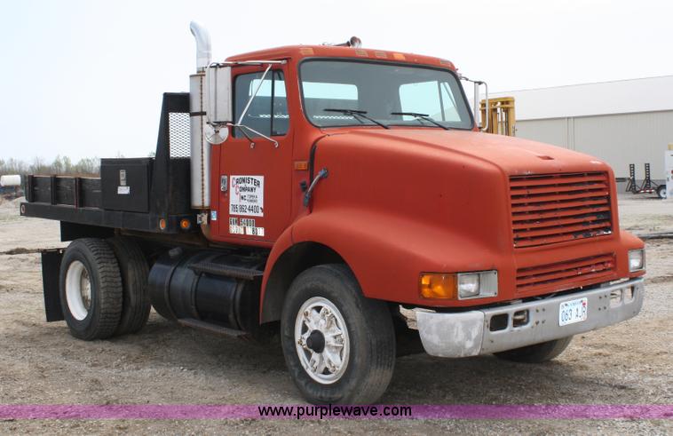 image for item 4896 1993 International 8200 flatbed semi truck