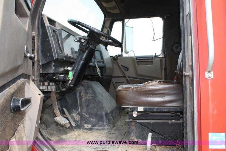 image for item 4896 1993 International 8200 flatbed semi truck