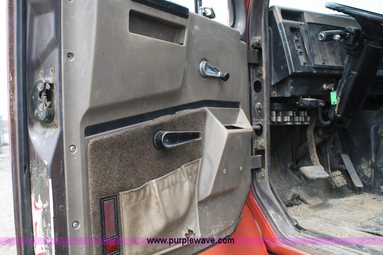 image for item 4896 1993 International 8200 flatbed semi truck