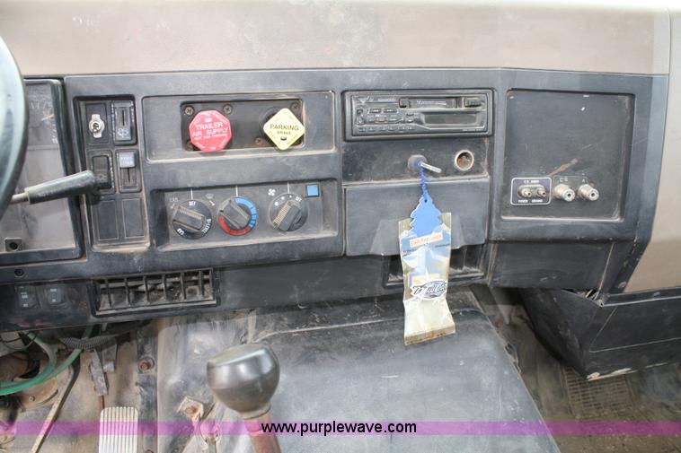 image for item 4896 1993 International 8200 flatbed semi truck