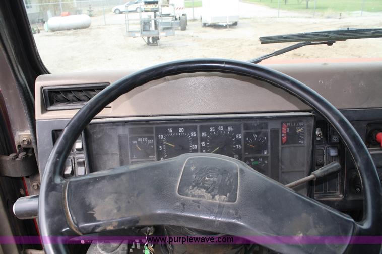 image for item 4896 1993 International 8200 flatbed semi truck