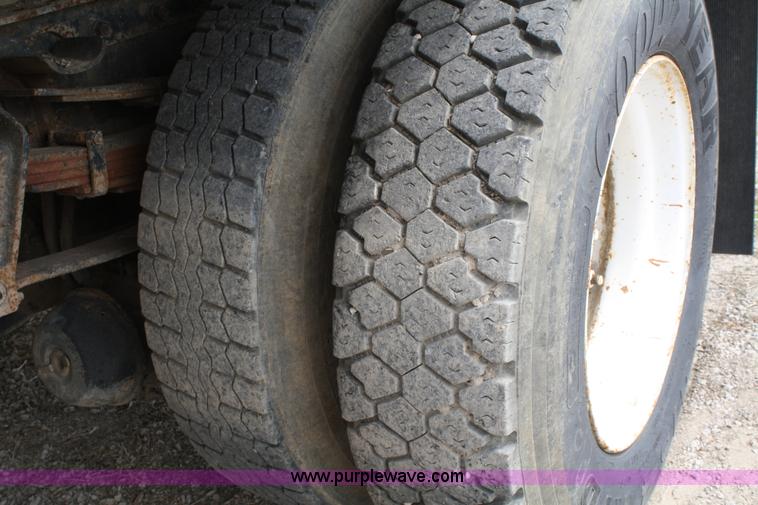 image for item 4896 1993 International 8200 flatbed semi truck