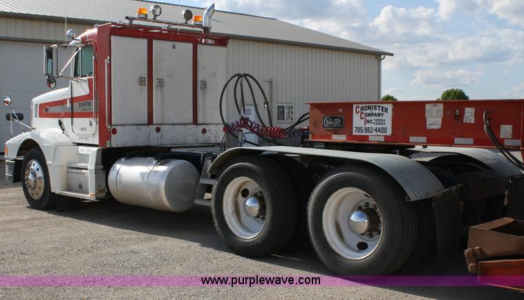 image for item 4903 1992 Peterbilt 377 semi truck