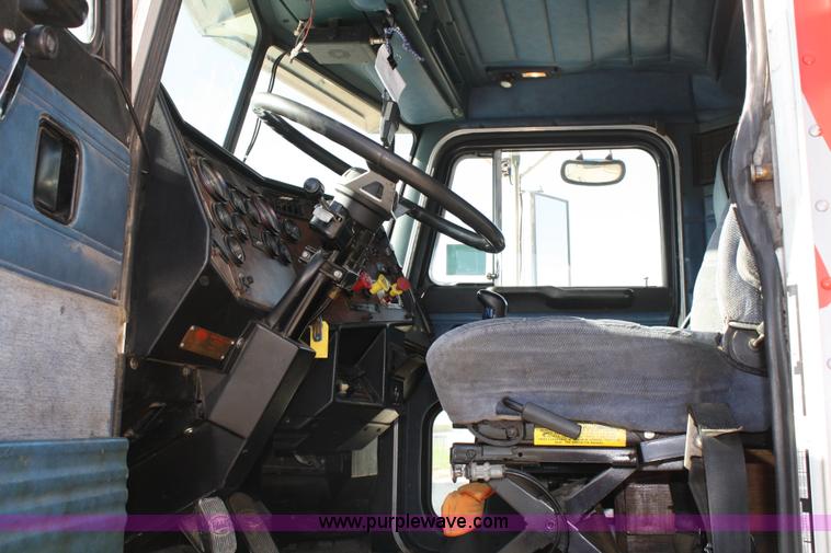 image for item 4903 1992 Peterbilt 377 semi truck