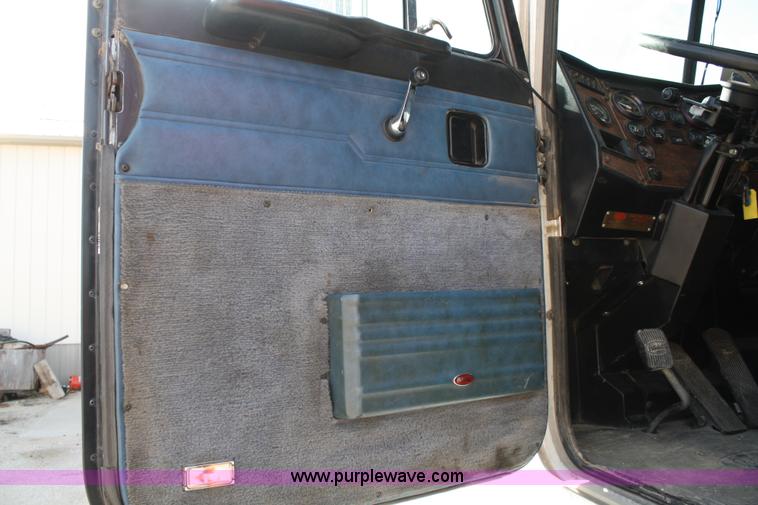 image for item 4903 1992 Peterbilt 377 semi truck