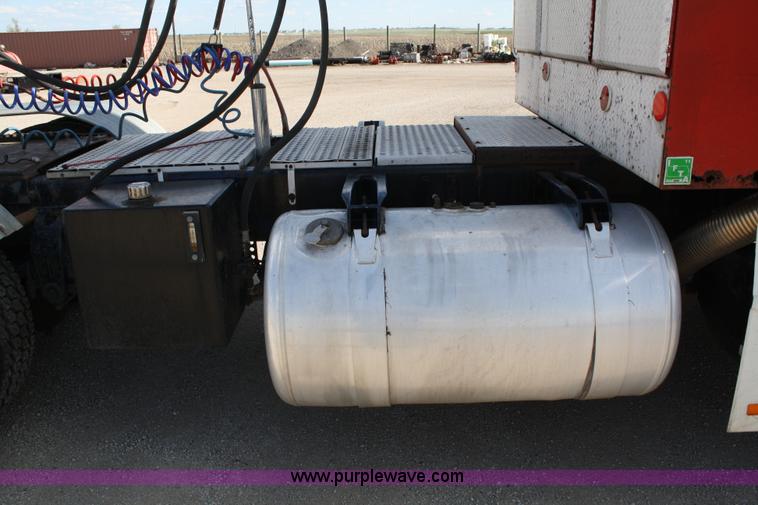 image for item 4903 1992 Peterbilt 377 semi truck