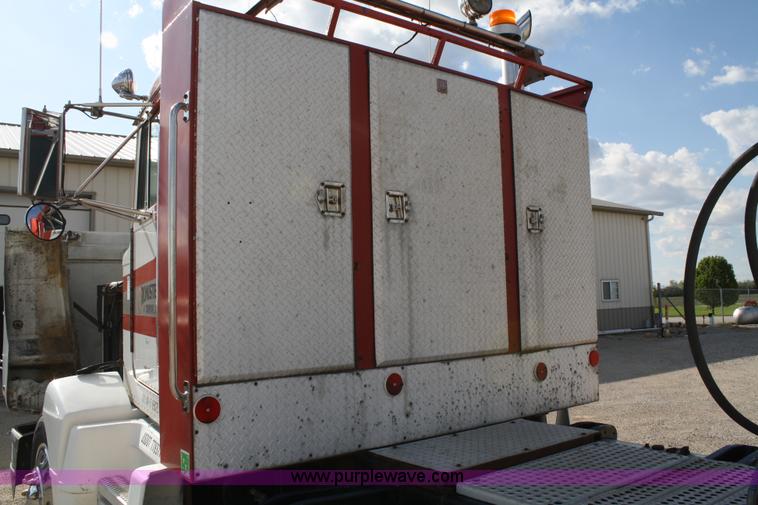 image for item 4903 1992 Peterbilt 377 semi truck