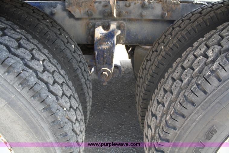 image for item 4903 1992 Peterbilt 377 semi truck