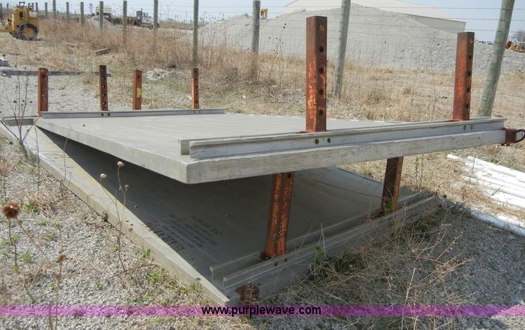image for item 8697 Aluminum shore trench box