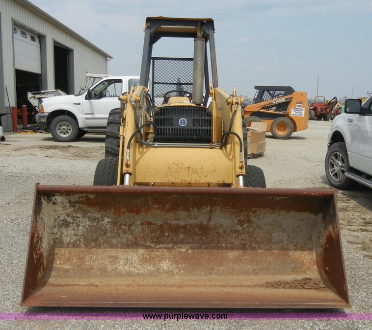 image for item 8710 1995 Ford 445D tractor with loader