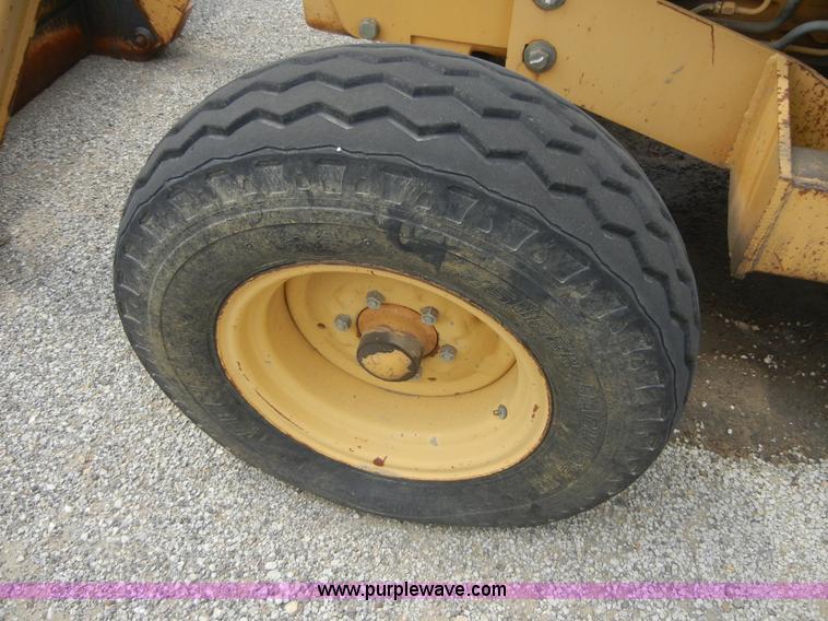 image for item 8710 1995 Ford 445D tractor with loader