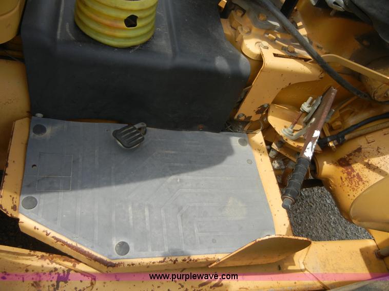 image for item 8710 1995 Ford 445D tractor with loader