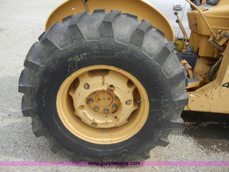 image for item 8710 1995 Ford 445D tractor with loader