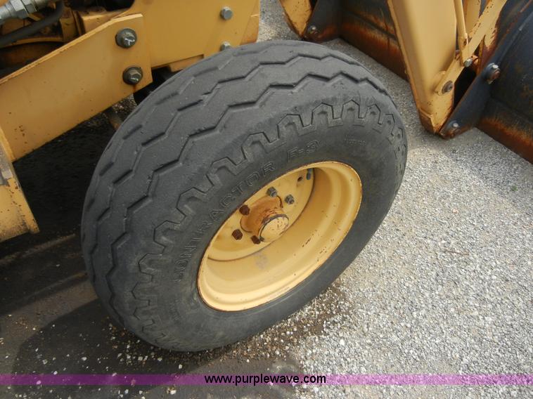 image for item 8710 1995 Ford 445D tractor with loader