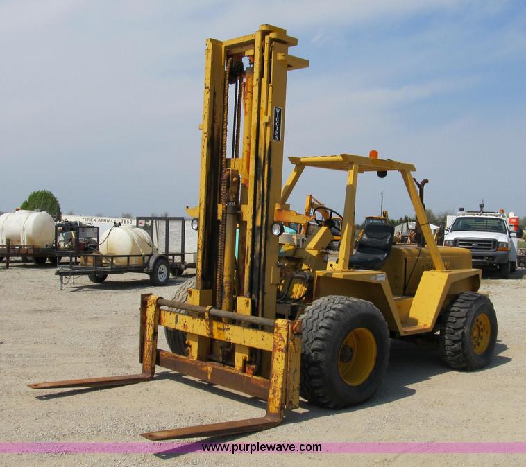 Wiggins forklift in Topeka, KS Item 8963 sold Purple Wave