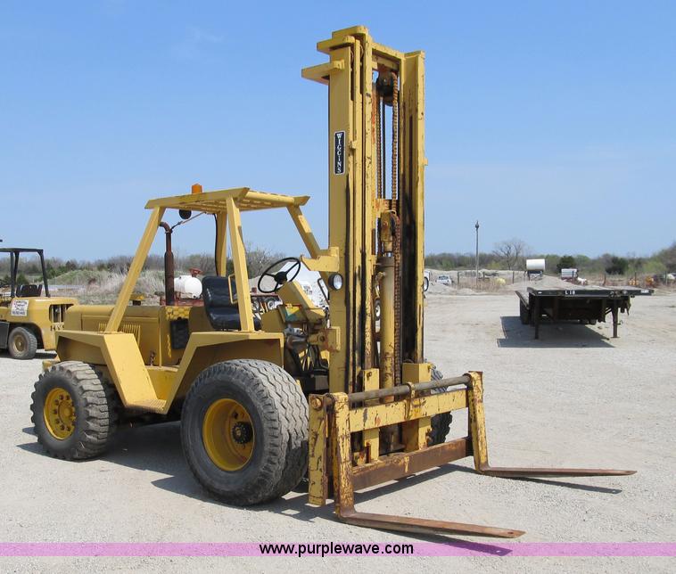 image for item 8963 Wiggins forklift