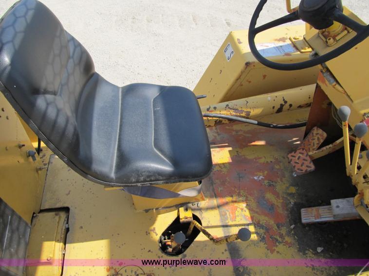 image for item 8963 Wiggins forklift