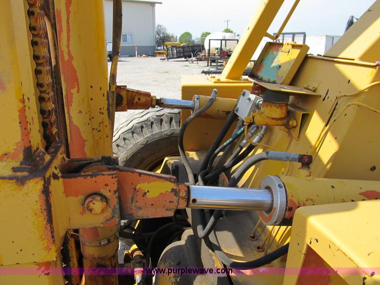 image for item 8963 Wiggins forklift