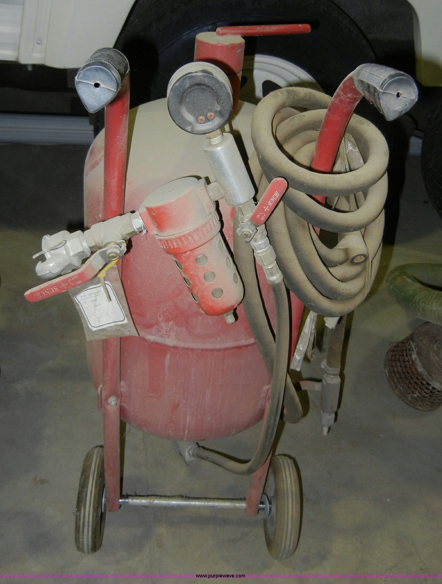 Central pneumatic pressurized sand blaster in Topeka, KS Item 2449