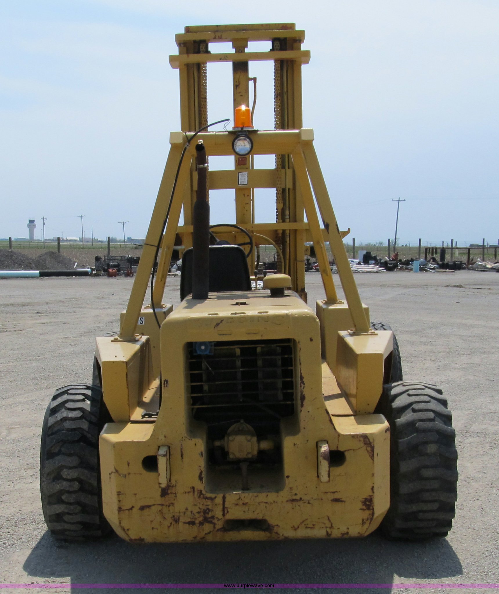 Wiggins forklift in Topeka, KS Item 8963 sold Purple Wave