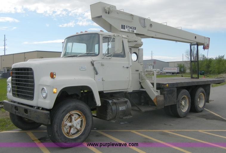 image for item 2218 1974 Ford 900 truck with crane