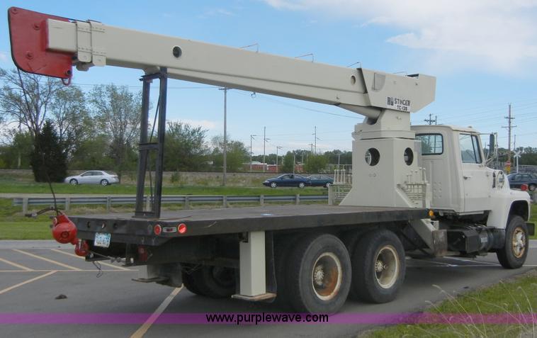 image for item 2218 1974 Ford 900 truck with crane
