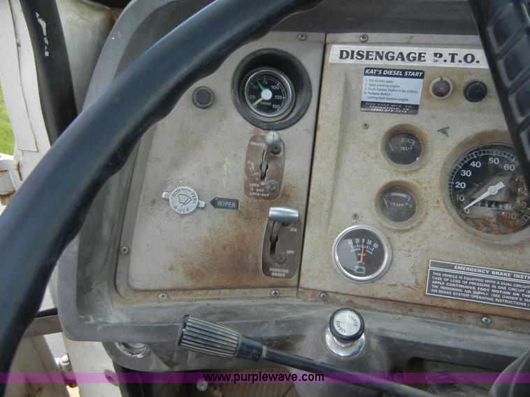 image for item 2218 1974 Ford 900 truck with crane