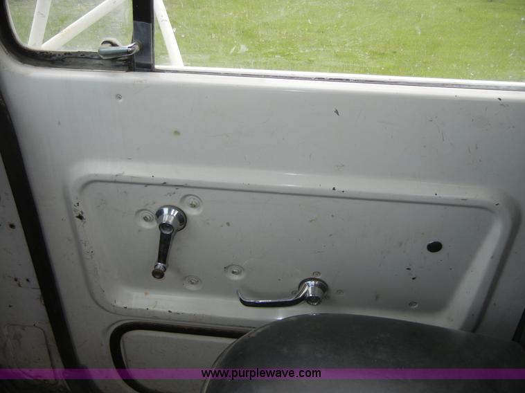 image for item 2218 1974 Ford 900 truck with crane