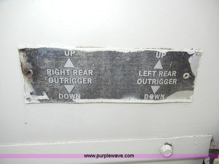 image for item 2218 1974 Ford 900 truck with crane