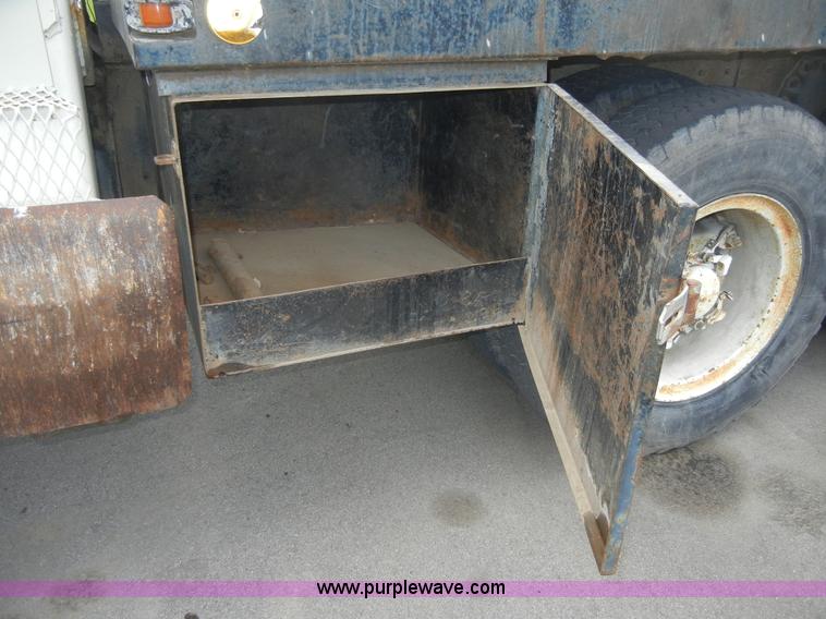 image for item 2218 1974 Ford 900 truck with crane