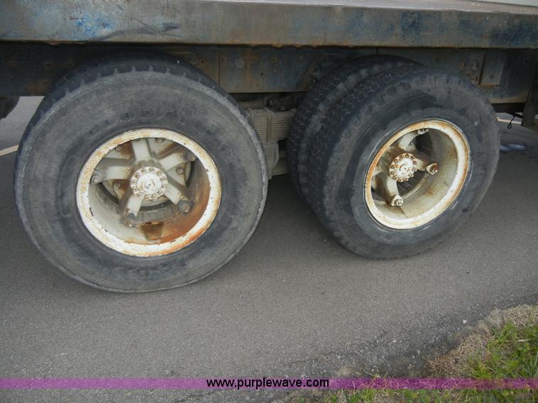 image for item 2218 1974 Ford 900 truck with crane