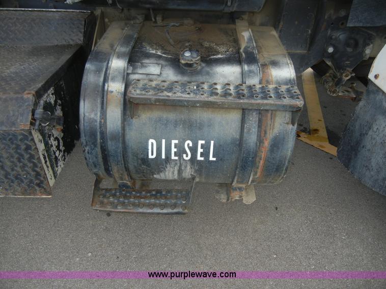 image for item 2218 1974 Ford 900 truck with crane