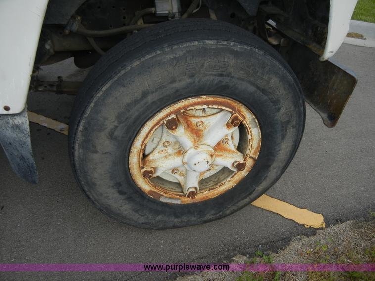 image for item 2218 1974 Ford 900 truck with crane