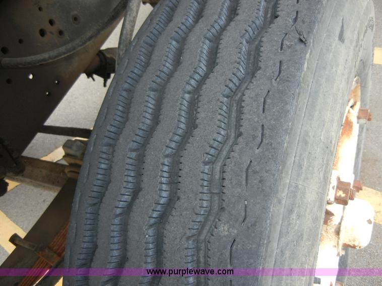 image for item 2218 1974 Ford 900 truck with crane