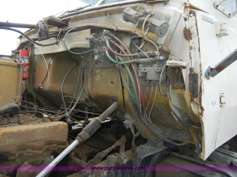 image for item 2218 1974 Ford 900 truck with crane