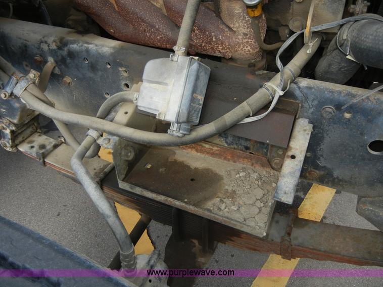 image for item 2218 1974 Ford 900 truck with crane