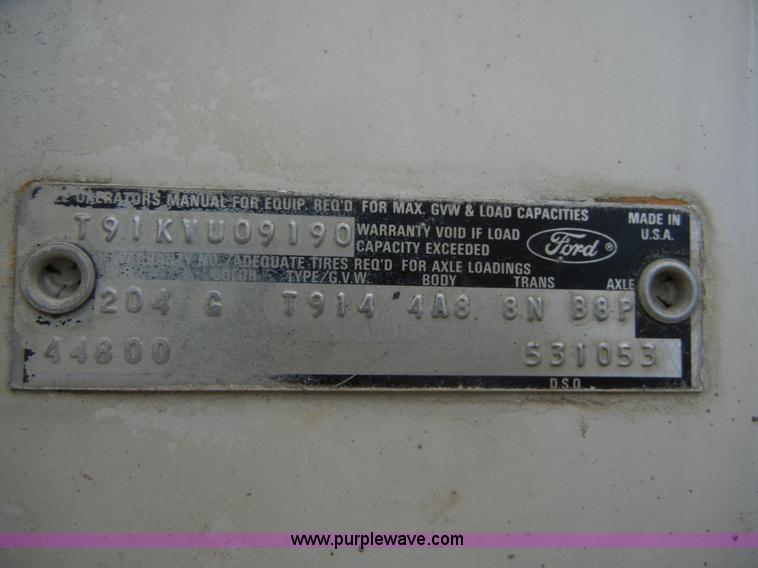 image for item 2218 1974 Ford 900 truck with crane