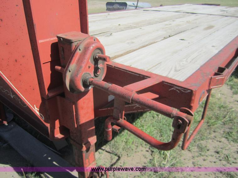 image for item 3081 2001 Maxwell goose neck trailer