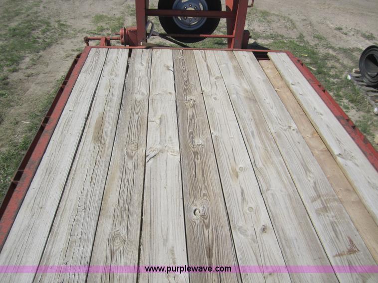 image for item 3081 2001 Maxwell goose neck trailer