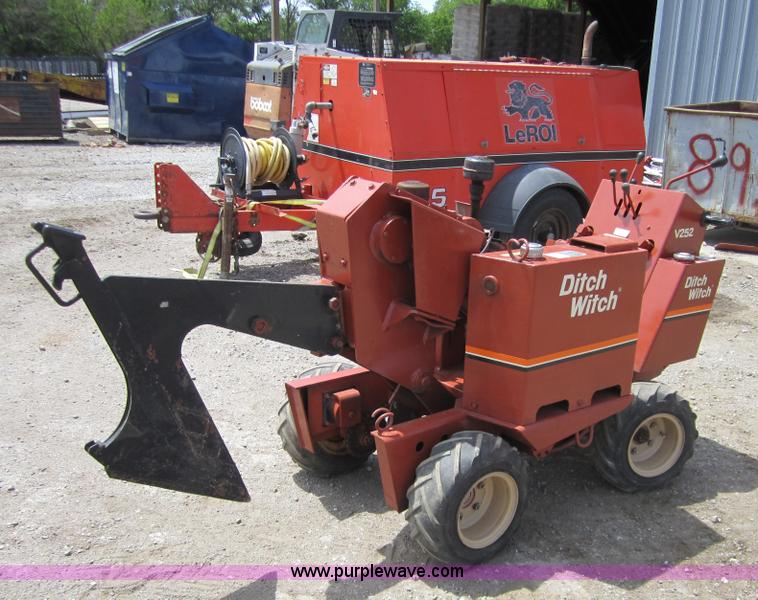 image for item 3861 Ditch Witch V252 cable plow