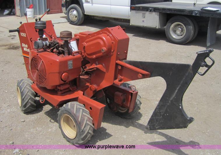 image for item 3861 Ditch Witch V252 cable plow