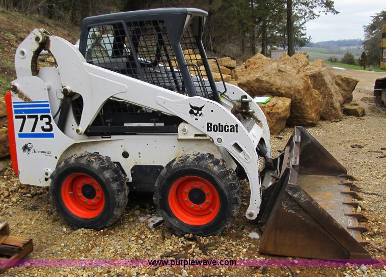 image for item 4104 2002 Bobcat 773 skid steer
