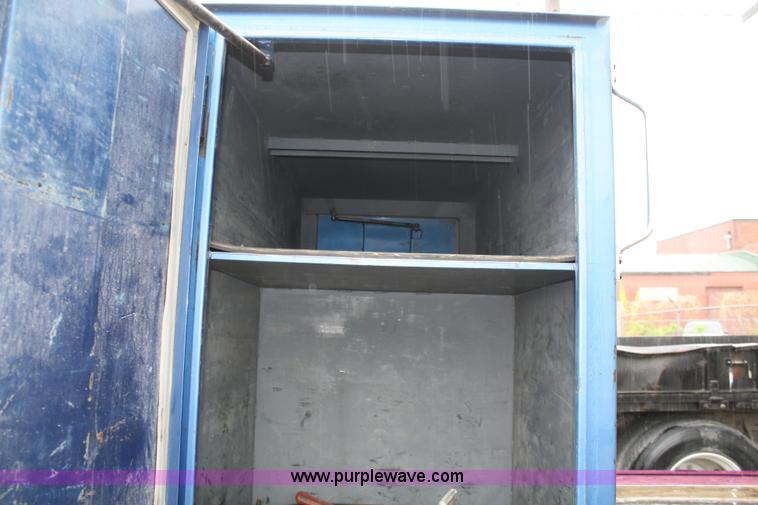 image for item 4710 2001 R & W 18' goose neck trailer