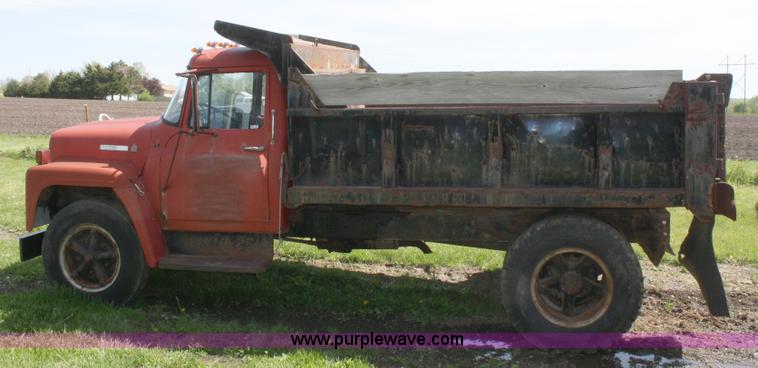 image for item 4725 1977 International Loadstar 1600 dump truck