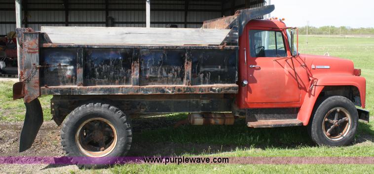 image for item 4725 1977 International Loadstar 1600 dump truck