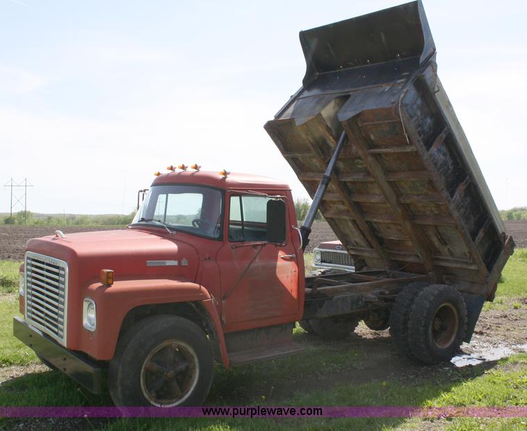 image for item 4725 1977 International Loadstar 1600 dump truck