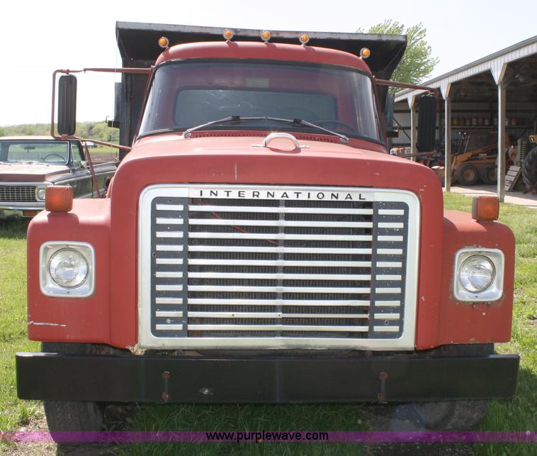 image for item 4725 1977 International Loadstar 1600 dump truck
