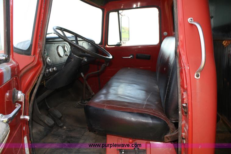 image for item 4725 1977 International Loadstar 1600 dump truck