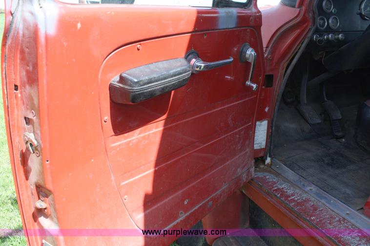 image for item 4725 1977 International Loadstar 1600 dump truck