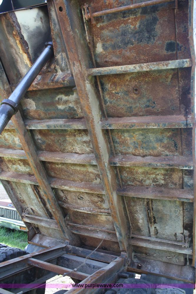 image for item 4725 1977 International Loadstar 1600 dump truck